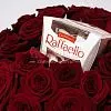 Букет № 444 с красными розами и конфетами Raffaello — фото 10