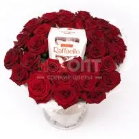 Букет № 444 с красными розами и конфетами Raffaello — фото 13