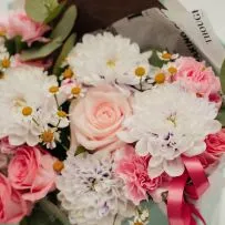 Коробка Школьная №3 в розовом цвете из роз и хризантем — фото 79