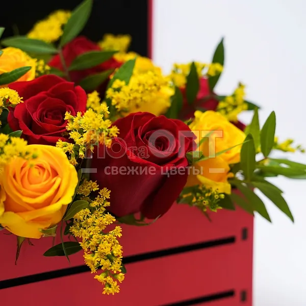 Композиция № 102 с красными и желтыми розами   — фото 3