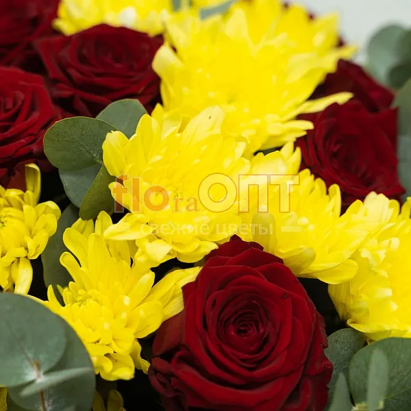 Букет № 514 с желтой хризантемой и розами — фото 4