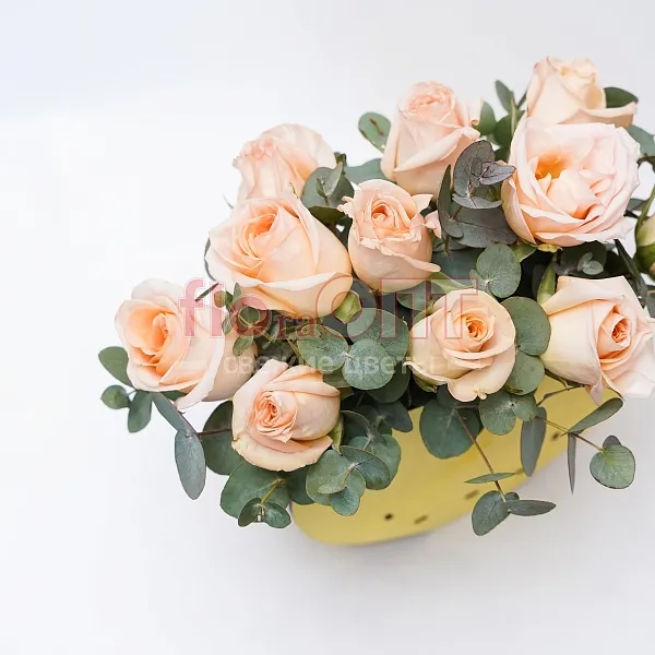 Композиция № 98 с кремовыми розами и эвкалиптом — фото 2