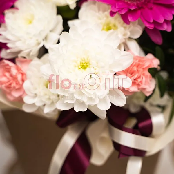 Коробка № 240 с розовыми герберами и кустовой гвоздикой  — фото 3