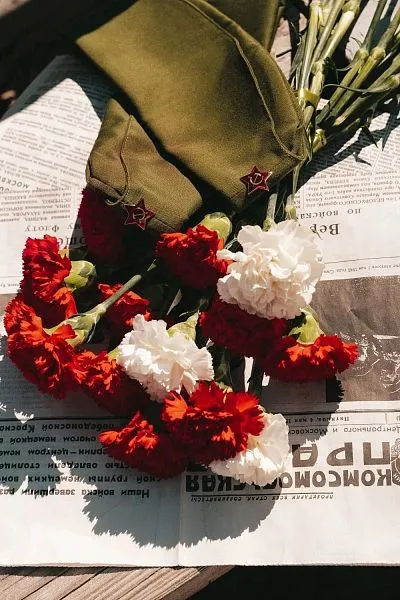 День Победы №15 из семи белых и красных гвоздик — фото 3