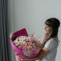 Букет Гигант №4 из белых и розовых крашенных кустовых хризантем  — фото 5