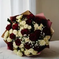 Букет Сборный №23 с красными одиночными и кремовыми кустовыми розами — фото 49