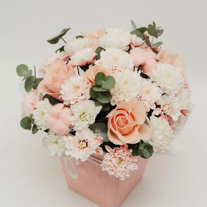 Коробка Сборная №13 с розовыми розами и крашеной хризантемой — фото 8