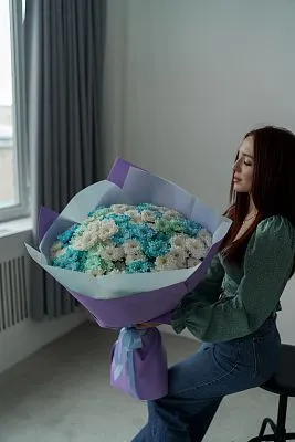 Букет Гигант №2 из белых и крашенных голубых кустовых хризантем  — фото 6