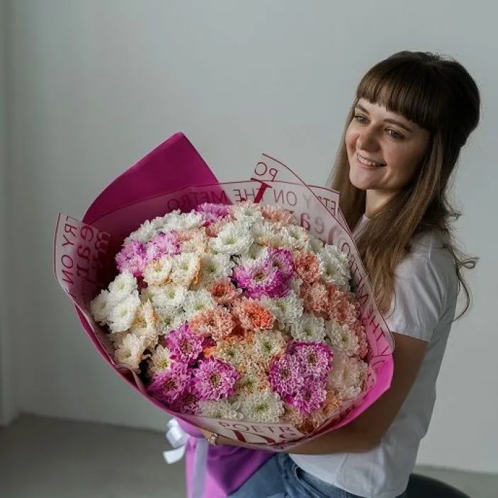 Букет Гигант №4 из белых и розовых крашенных кустовых хризантем  — фото 4
