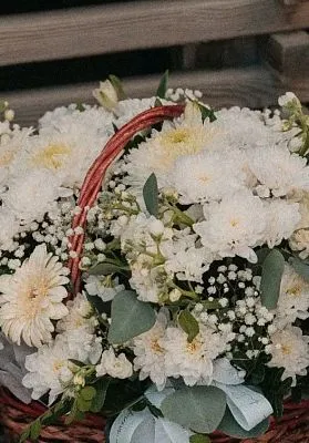 Корзина Сборная №4 из белых хризантем и альстромерии — фото 4