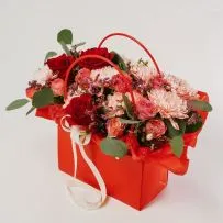 Композиция Сборная № 291 сборная в сумочке с розой и кустовой крашеной хризантемой  — фото 53