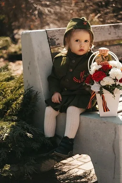 День Победы №11 в белой сумочке с диантусами — фото 1