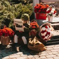 День Победы №11 в белой сумочке с диантусами — фото 41